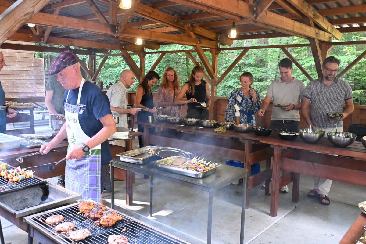 De kok bakt vlees op de barbecue