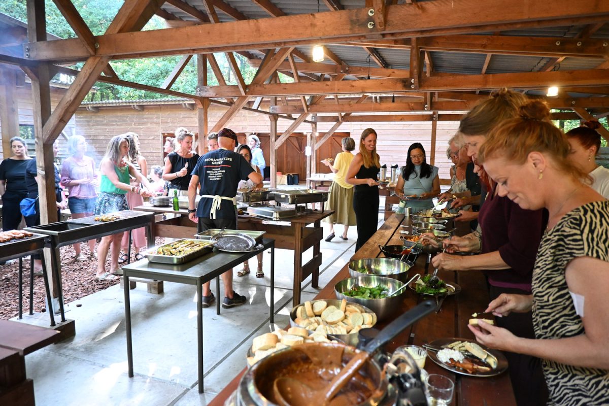 Gasten scheppen op bij het buffet