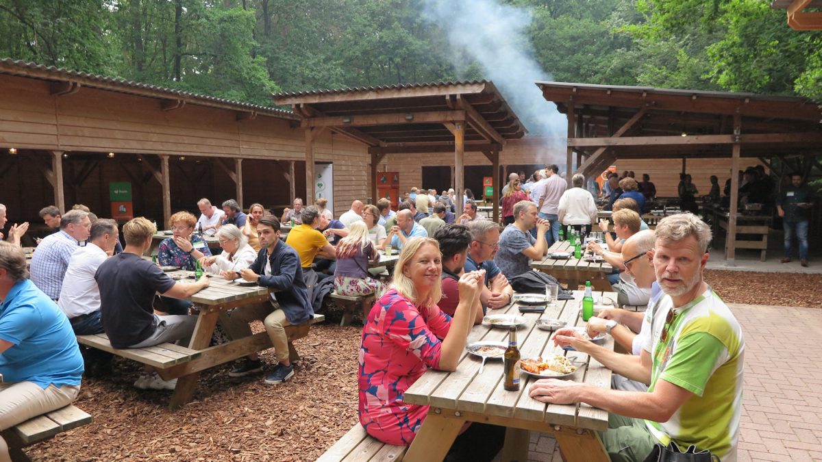 Picknicktafels tussen de paviljoens op het landgoed